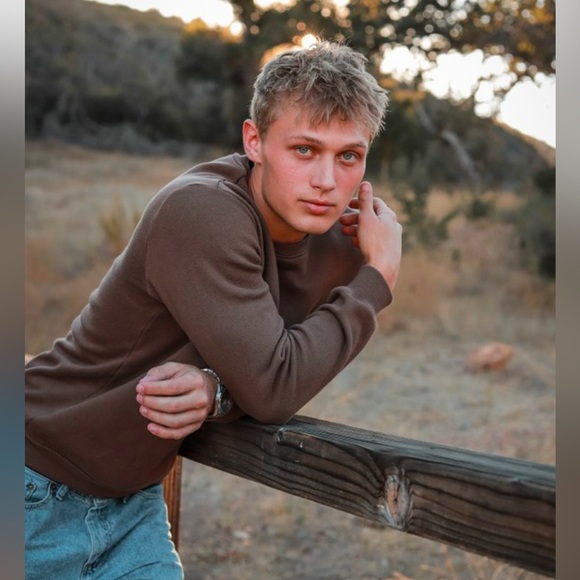 Meet your Posher, Jenn - Picture 3 of 7